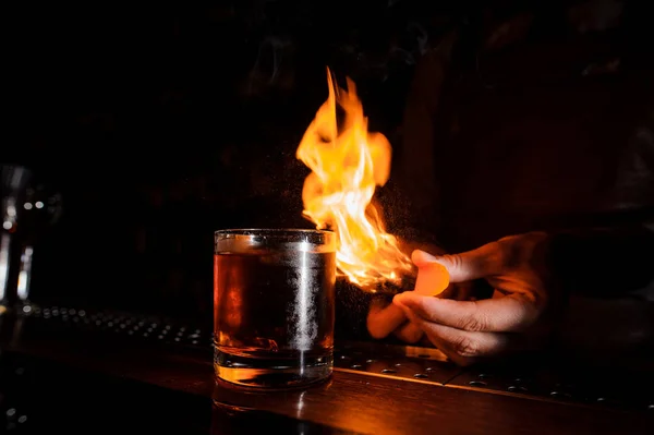 The bartender makes flame above cocktail — Stock Photo, Image