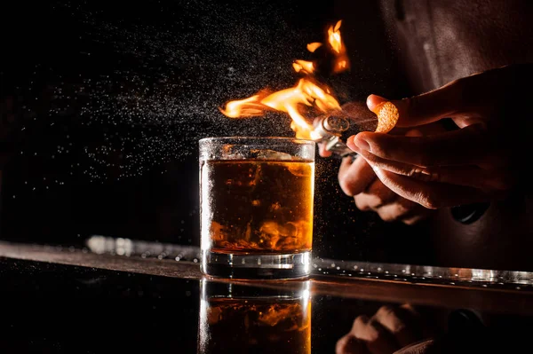 Alev kokteyl yakın yukarıda barmen oluşturur