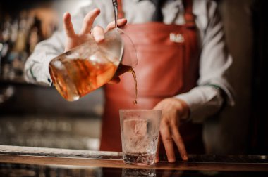 Barmen elinde alkol kokteyl yapmak iç bar.