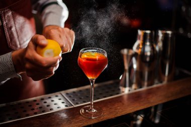 Barmen kokteyl bar counter için limon lezzet katmaktadır. Seçici odak