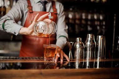 Alkol kokteyl yapmak iç bar barmen içinde. Yüzü olmayan