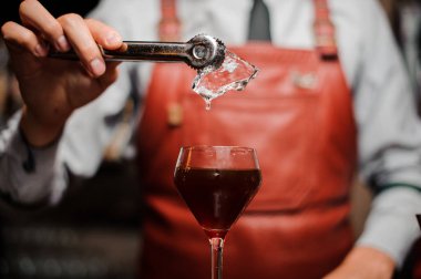 Barmen buzlu cam içine ekleme ve kokteyl hazırlama Maşa ile