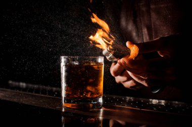 Barmen alev kokteyl yukarıda yapar