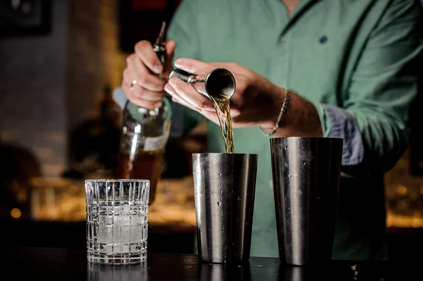 El camarero vierte alcohol en un bar sin rostro — Foto de Stock