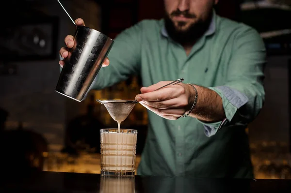 Cantinero profesional derrama alcohol de la coctelera —  Fotos de Stock