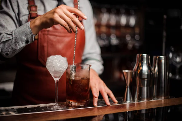 Bar şeklinde kaşık bir parmak şeklinde