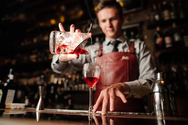 Barmen dökme parlak kırmızı alkol bırakmak süslü cam içine kokteyl kapatın — Stok fotoğraf