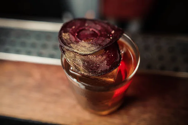 Leuchtend roter Alkohol-Cocktail mit Rübengarnitur — Stockfoto