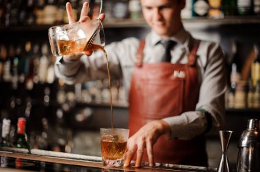 Alkol kokteyl yapmak iç bar, barmen.