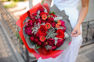 Parlak buket. Peonies, gül ve succulents kombinasyonu