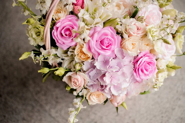 Rosa e violeta rosas frescas cacho close-up isolado em branco — Fotografia de Stock