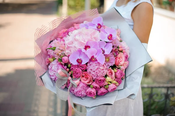 Mixed bouquet and bride close up no face — Stock Photo, Image