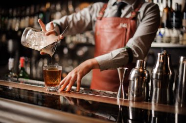 Barmen alkol kokteyl yapmak. Yüzü olmayan