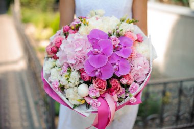 Gelin buketi gelin yok yüzünü kapatıp