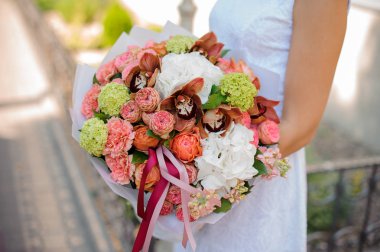 Gelinin elinde renkli buket yüzü