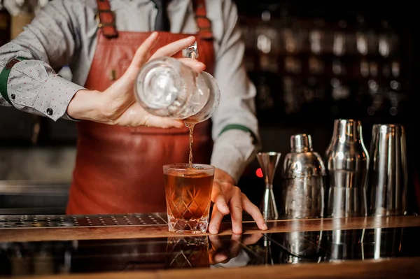 Alkol kokteyl yapmak iç bar barmen içinde. Yüzü olmayan