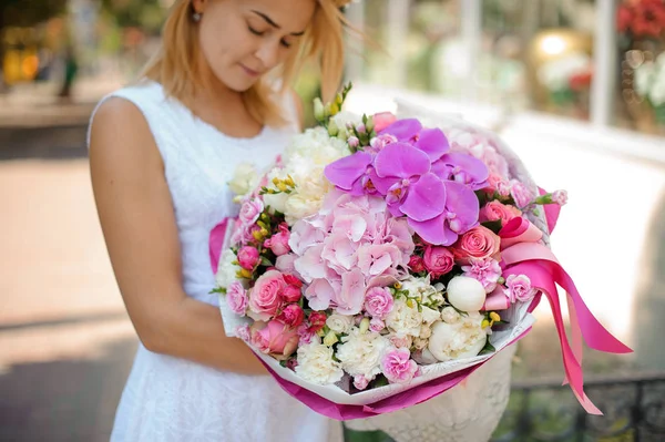 Belo buquê de flores mistas segurar por mulher — Fotografia de Stock