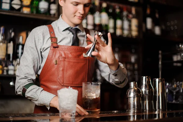 Barmann gießt Cocktail in ein Glas — Stockfoto