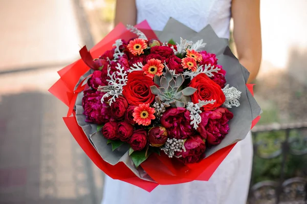 Parlak buket yakın çekim. Peonies, gül ve succulents kombinasyonu