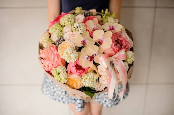 Güzel karışık çiçek buketi tutun kadın tarafından