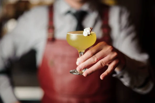 Mani da barista con cocktail sul bancone del bar — Foto Stock