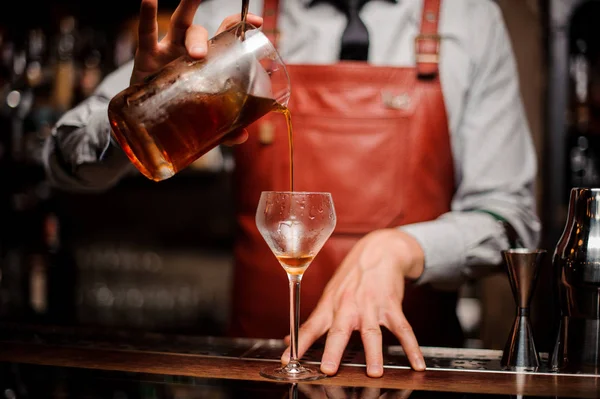 Barmen dökme parlak kırmızı alkol bırakmak süslü cam içine kokteyl kapatın — Stok fotoğraf