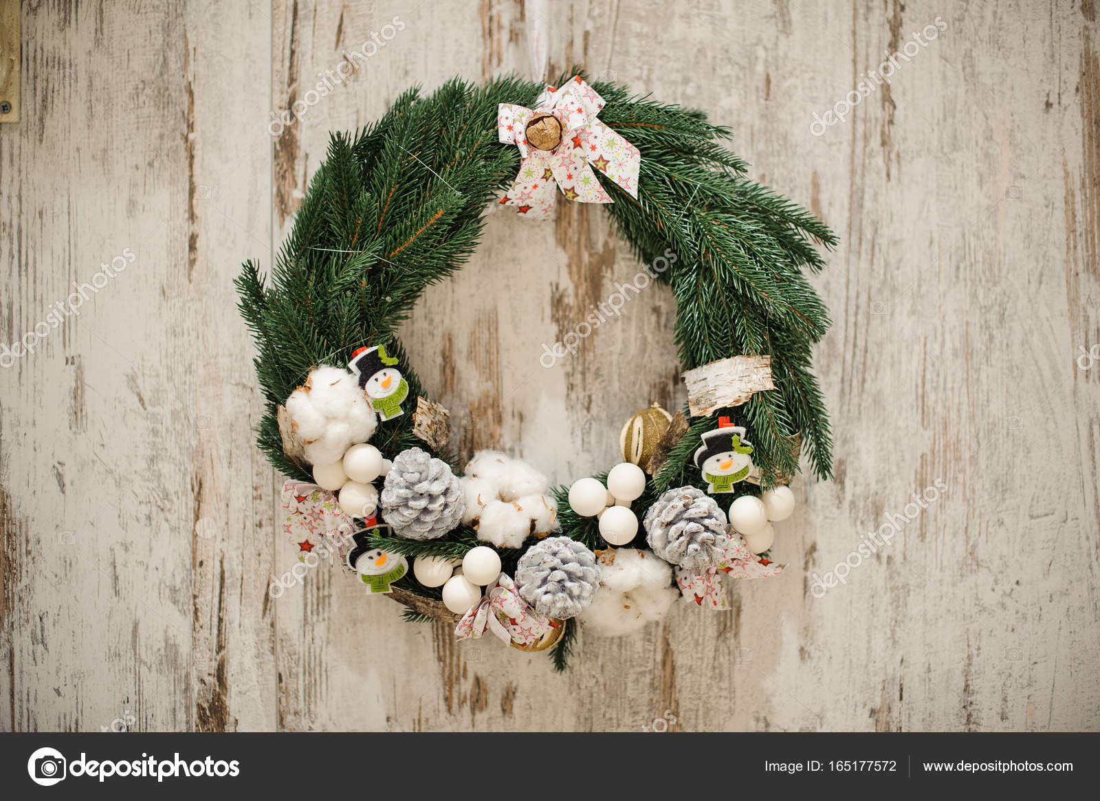 Gold and silver ornament balls Christmas wreath Stock Photo by ©Fesenko