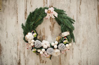 Altın ve gümüş süsler Noel çelengi