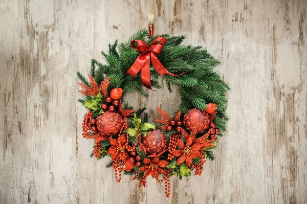 Ahşap kapı dekorasyonunda Noel çelengi