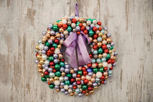 Bola colorida decoración de la corona de Navidad sobre fondo de madera — Foto de Stock