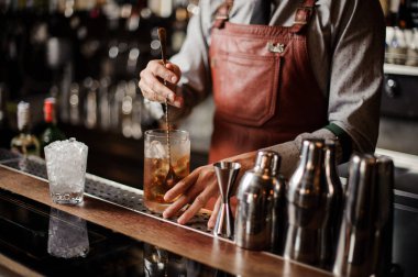 Barmen kokteyl cam buz bir kaşık ile karıştırma dışarı soğutma