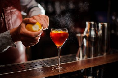 Barmen kokteyl bar counter için limon lezzet katmaktadır. Seçici odak