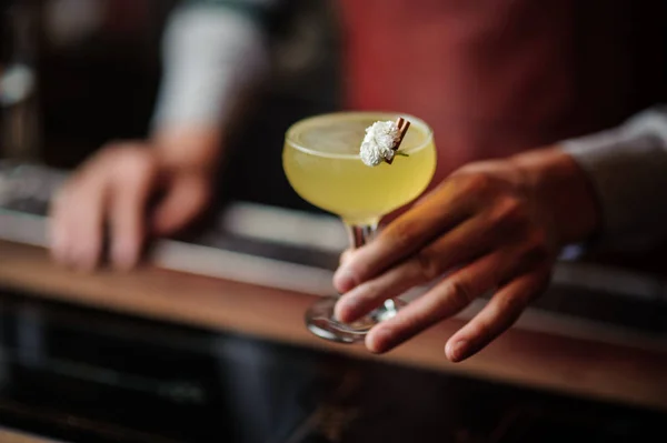 Mani da barista con cocktail sul bancone del bar — Foto Stock