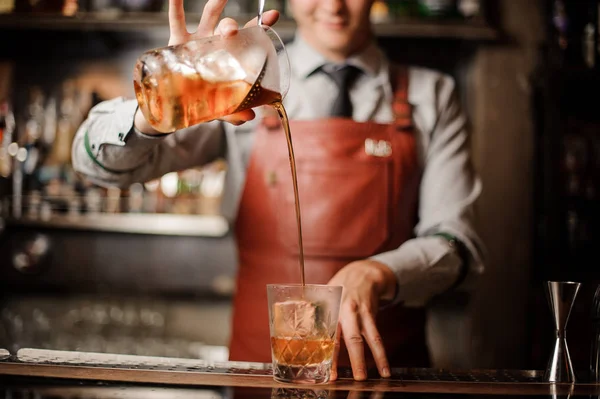Bartendern i bar inredning att göra alkohol cocktail. — Stockfoto