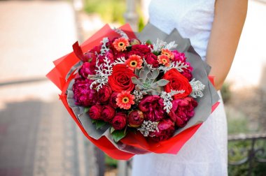 Parlak buket yakın çekim. Peonies, gül ve succulents kombinasyonu