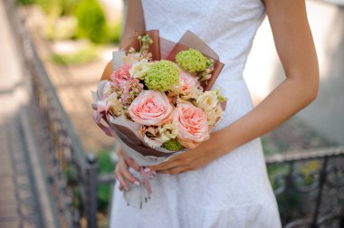 Gelinin elinde renkli buket yüzü