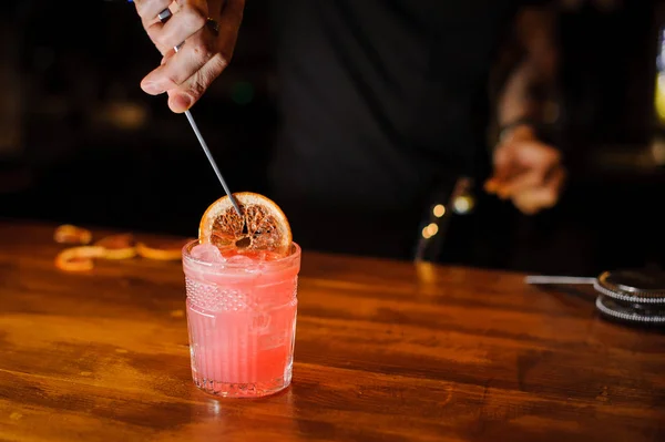 Barman al lavoro, preparare cocktail — Foto Stock
