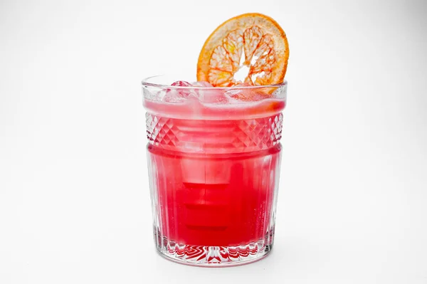 Свежий розовый коктейль, ломтик грейпфрута на белом фоне — стоковое фото