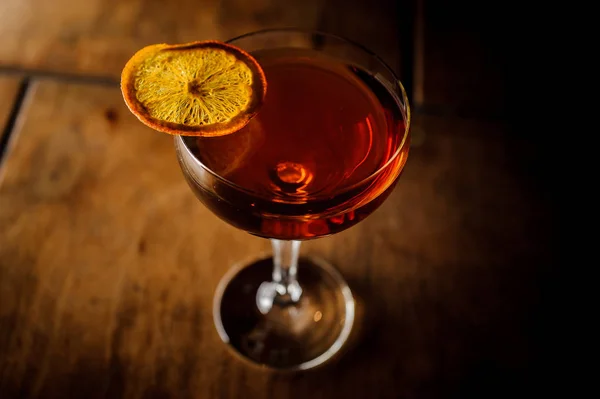 Manhattan Cocktail dekoriert mit einer Orangenscheibe — Stockfoto