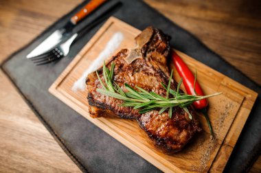 Koyu ahşap masa arka plan üzerinde ızgara sığır eti biftek.