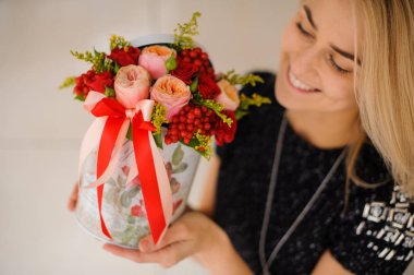 Bir kızın elinde ilginç buket