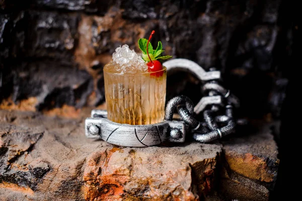 Alkoholcocktail mit Crushed Ice, roter Kirsche und Minze. — Stockfoto