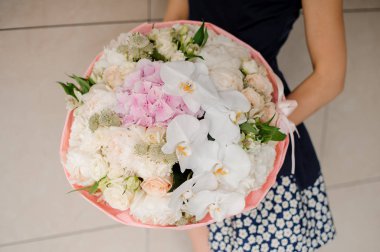 Güzel ve narin buket elinde renkli çiçek