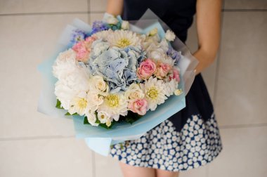 Güzel renkli çiçek buketi çiçekçi elleriyle