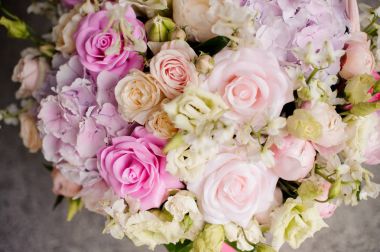 Güzel ve renkli çiçekler buket kapatın