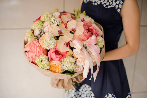 Buquê suave de flores bonitas perto — Fotografia de Stock