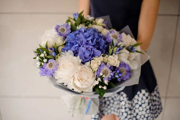 Schöner lila und weißer Blumenstrauß — Stockfoto