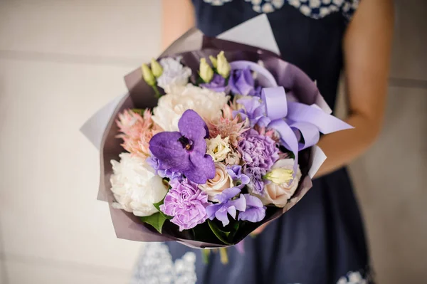 Гарний і ніжний букет з різнокольорових квітів в руках — стокове фото