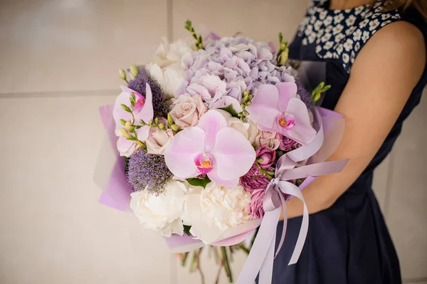 手中的紫色的漂亮和精致花束 — 图库照片