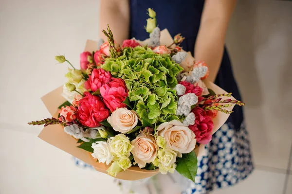 buket çiçek elinde tutan kız